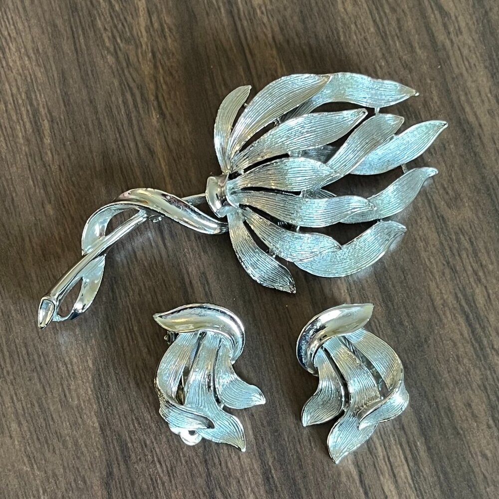 Vintage Signed Lisner Brooch and Clip-On Earrings Silver Tone Leaves Fern